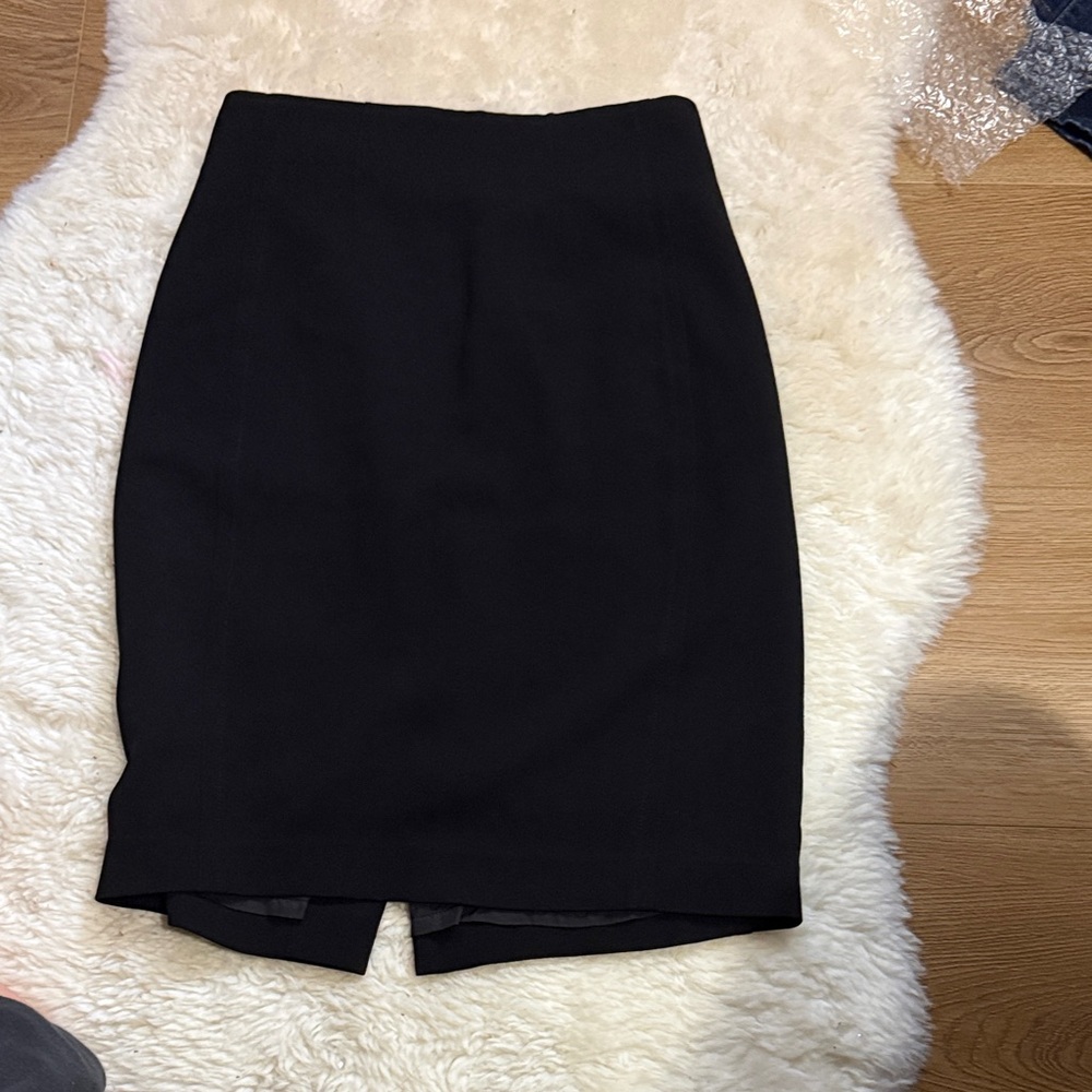 #27 🩷 size 4 14.5” waist 20” length Babaton Black Tailored Pencil Skirt